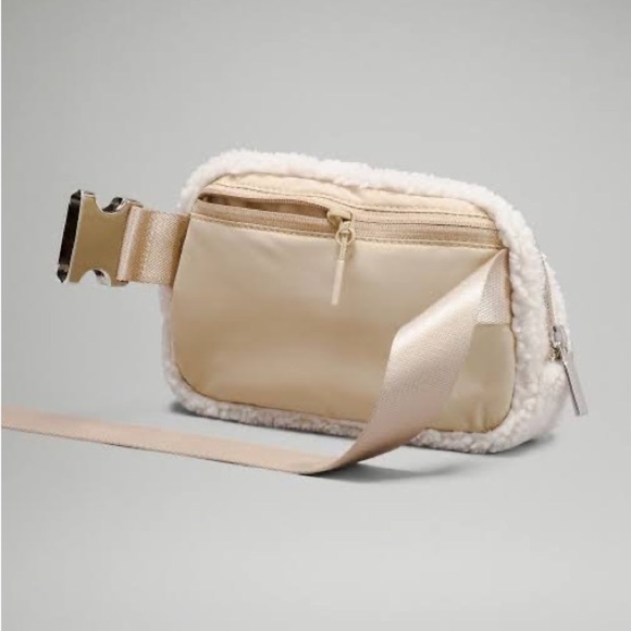 Lululemon Everywhere Fleece Belt Bag Ivory - Picture 3 of 4